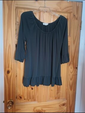 Women’s gray Ruffle Hem Scoop Neck Top